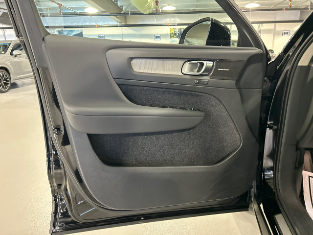 Used 2023 Volvo XC40 B5 Plus w/ Climate Package AWD/4WD image 9