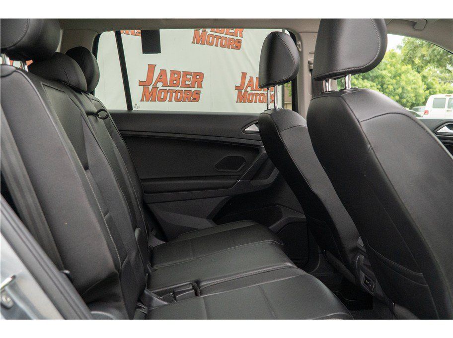 Used 2020 Volkswagen Tiguan SE w/ Panoramic Sunroof Package FWD image 5
