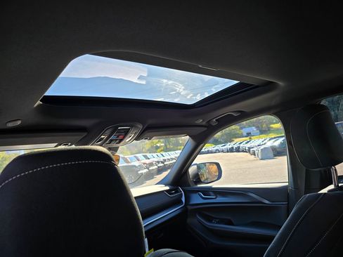 New 2025 Jeep Grand Cherokee Laredo X w/ Luxury Tech Group I image 14