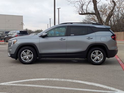 Used 2024 GMC Terrain SLE w/ Driver Convenience Package image 7