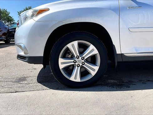 Used 2011 Toyota Highlander Limited w/ Tow Pkg AWD/4WD image 2