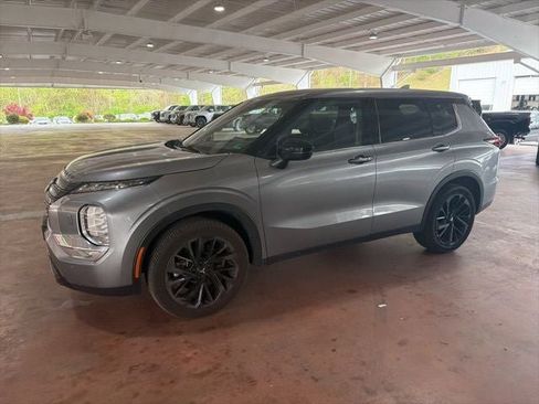 Used 2024 Mitsubishi Outlander SE Black Edition image 4