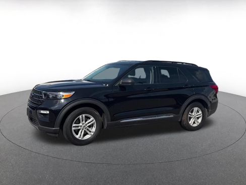 Used 2024 Ford Explorer XLT w/ Equipment Group 202A RWD image 7