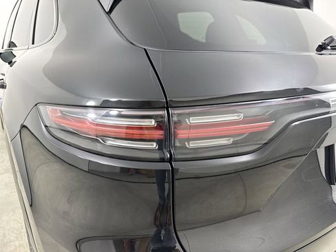 Certified 2023 Porsche Cayenne Platinum Edition image 18