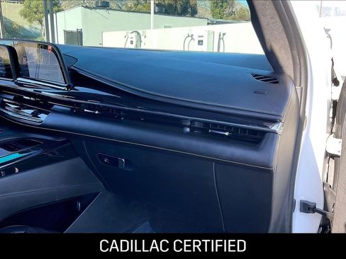 Certified 2024 Cadillac Escalade ESV V w/ Heavy-Duty Trailer Package AWD/4WD image 17