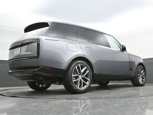 New 2025 Land Rover Range Rover Long Wheelbase SE image 39
