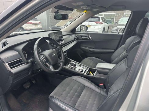 Used 2023 Mitsubishi Outlander SE image 15