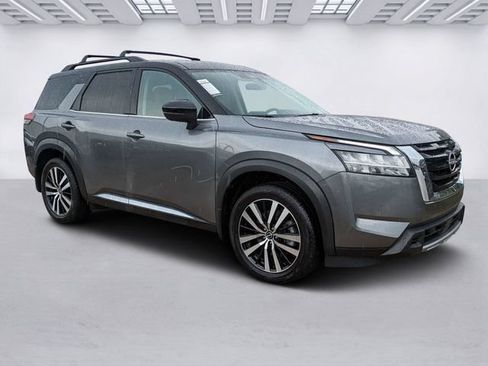 Used 2024 Nissan Pathfinder Platinum FWD image 1