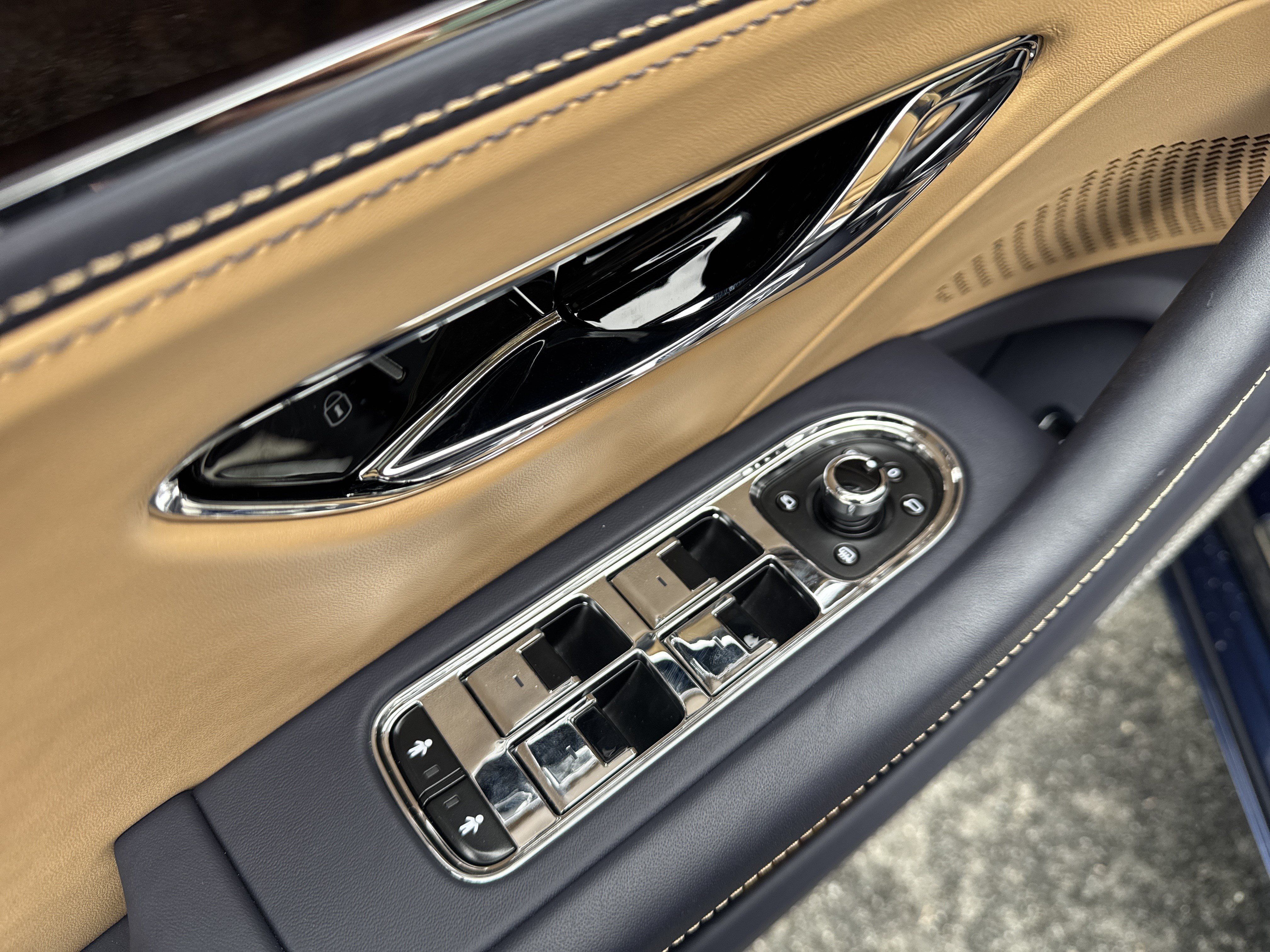Used 2024 Bentley Flying Spur V8 AWD/4WD image 12