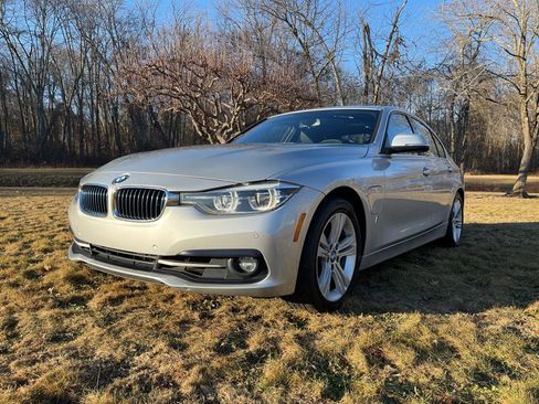 Used 2017 BMW 330e w/ Technology Package image 21
