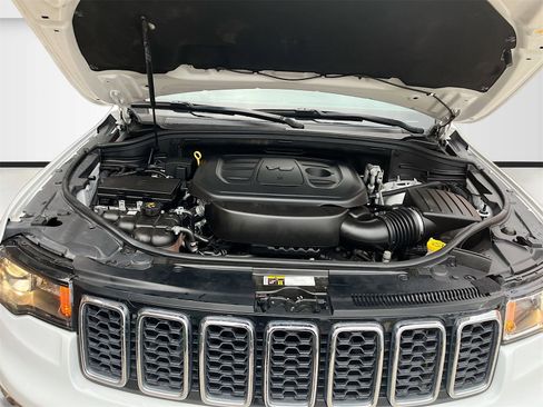Used 2019 Jeep Grand Cherokee Laredo image 28