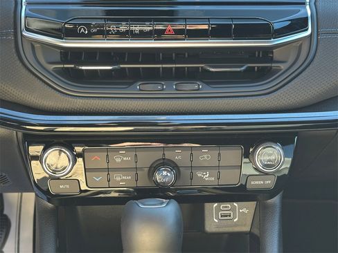 New 2026 Jeep Compass Latitude image 22