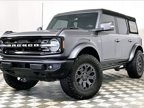 Used 2021 Ford Bronco Outer Banks image 2