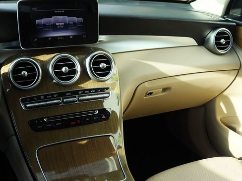 Used 2018 Mercedes-Benz GLC 300 w/ Premium Package image 44