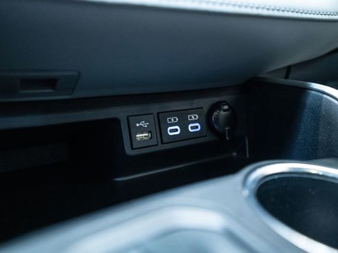 Certified 2022 Toyota Highlander XLE image 28