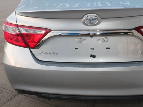 Used 2017 Toyota Camry SE w/ Moonroof Package FWD image 5