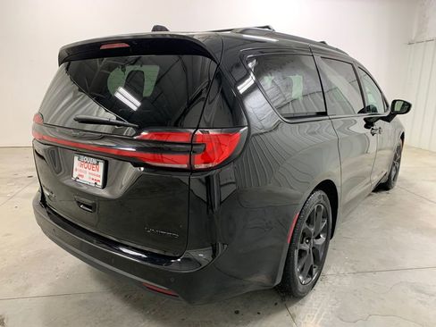 Used 2025 Chrysler Pacifica Limited image 27