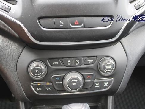 Used 2020 Jeep Cherokee Latitude Plus w/ Cold Weather Group AWD/4WD image 16