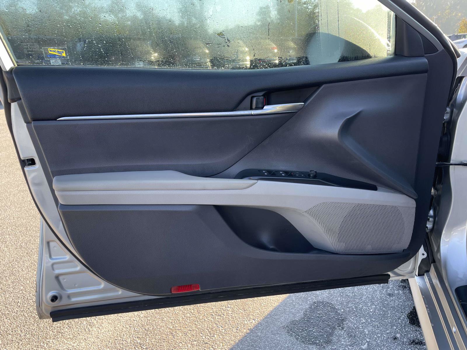 Used 2020 Toyota Camry LE FWD image 5