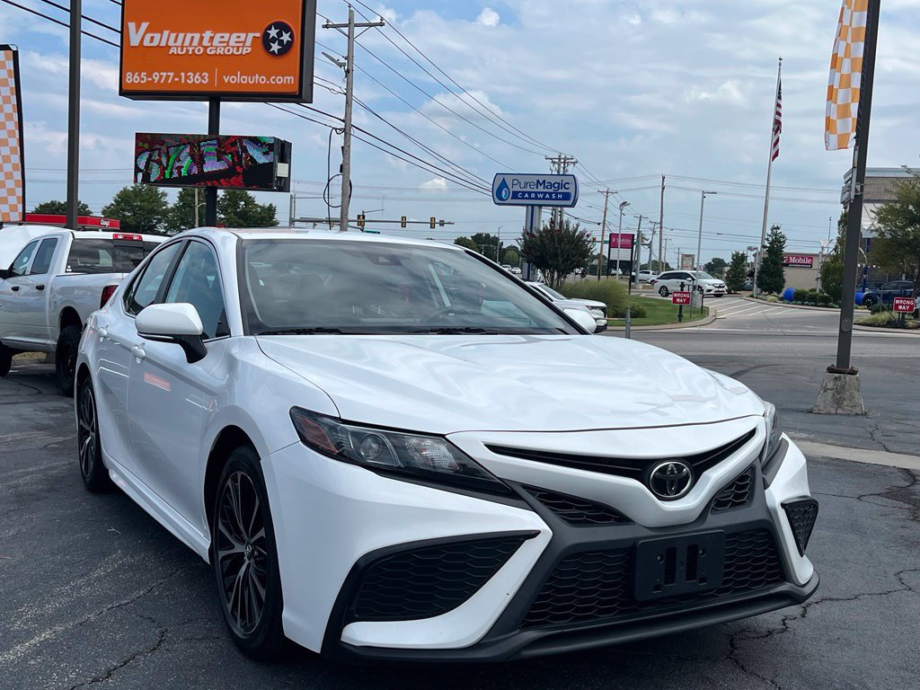 Used 2022 Toyota Camry SE FWD image 2