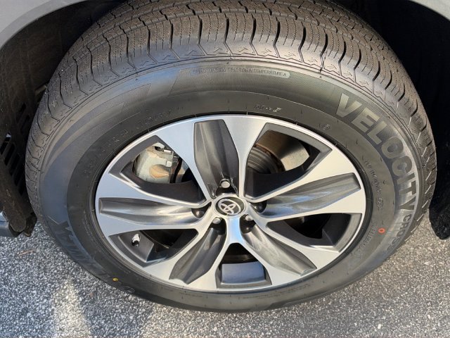 Used 2024 Toyota Highlander XLE FWD image 10
