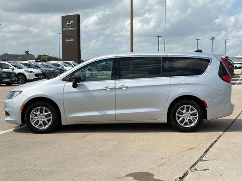 Used 2024 Chrysler Voyager LX FWD image 2
