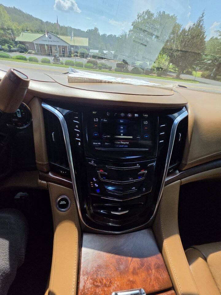 Used 2017 Cadillac Escalade ESV Platinum AWD/4WD image 19