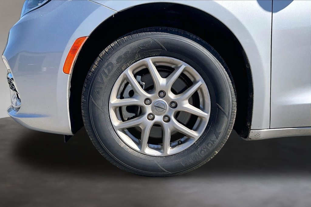 Used 2024 Chrysler Pacifica Touring-L FWD image 32