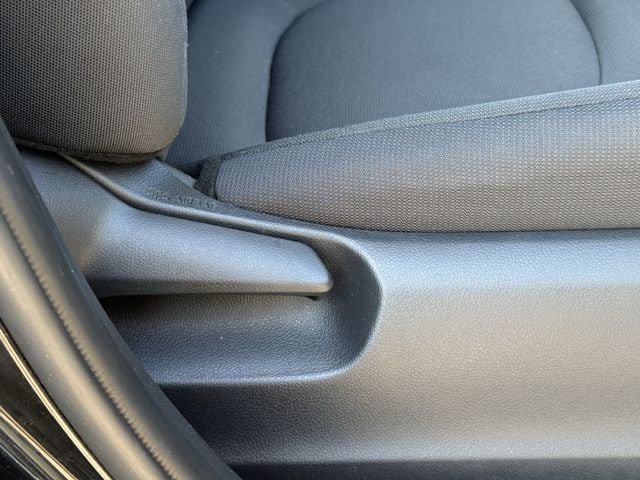Used 2025 Toyota Corolla Cross LE FWD image 32