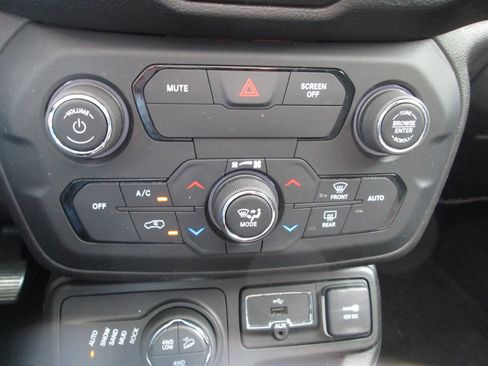 Used 2018 Jeep Renegade Trailhawk w/ UConnect 8.4 Nav Group AWD/4WD image 13