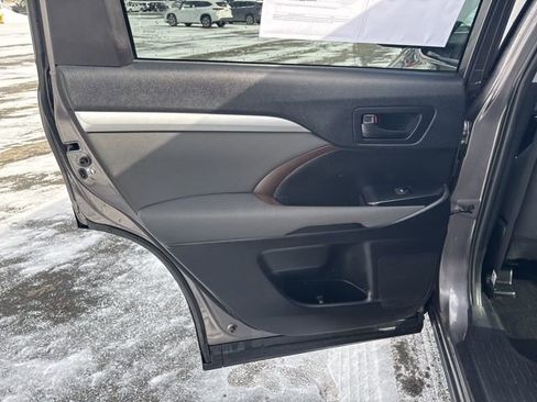 Used 2019 Toyota Highlander LE image 18