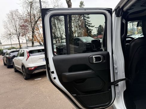 Used 2023 Jeep Wrangler Unlimited Rubicon 392 image 21