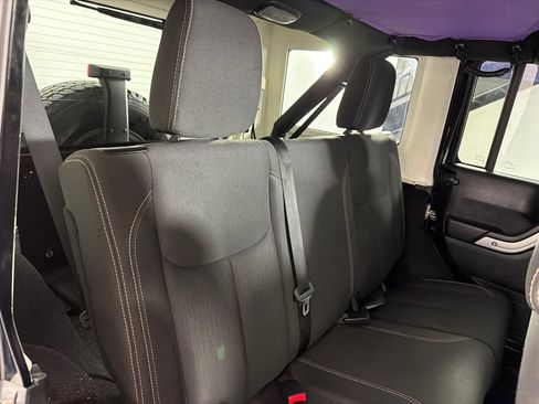 Used 2017 Jeep Wrangler Unlimited Rubicon w/ Cold Weather Group AWD/4WD image 21