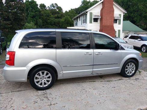 Used 2011 Chrysler Town & Country Touring-L w/ Entertainment Group #2 image 5