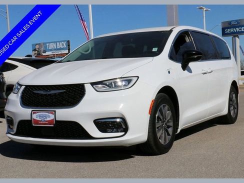 Used 2024 Chrysler Pacifica Select image 1