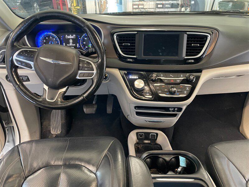Used 2019 Chrysler Pacifica Touring-L FWD image 7