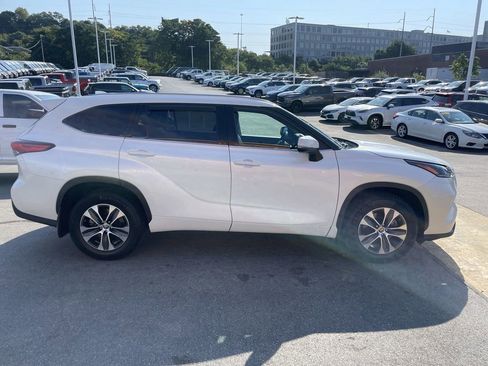 Used 2021 Toyota Highlander XLE AWD/4WD image 7