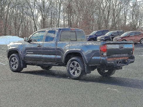 Used 2019 Toyota Tacoma TRD Sport image 4
