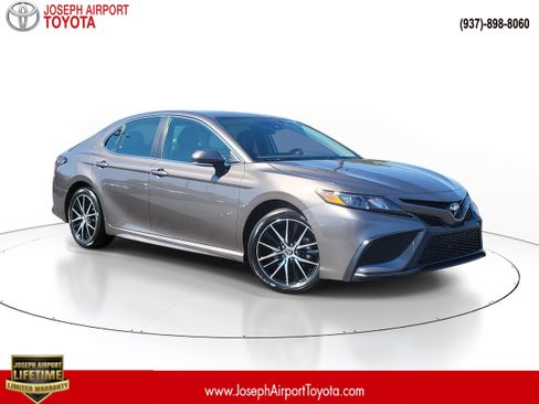 Used 2024 Toyota Camry SE image 1