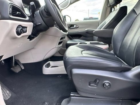 Used 2024 Chrysler Pacifica Touring-L FWD image 24
