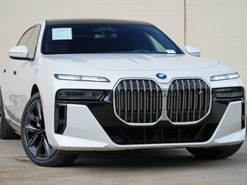 Used 2023 BMW i7 xDrive60 w/ Executive Package 2 AWD/4WD image 4