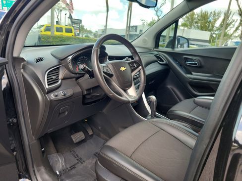 Used 2022 Chevrolet Trax LT w/ Midnight Edition image 9