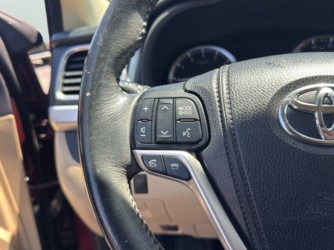 Used 2015 Toyota Highlander Plus FWD image 25