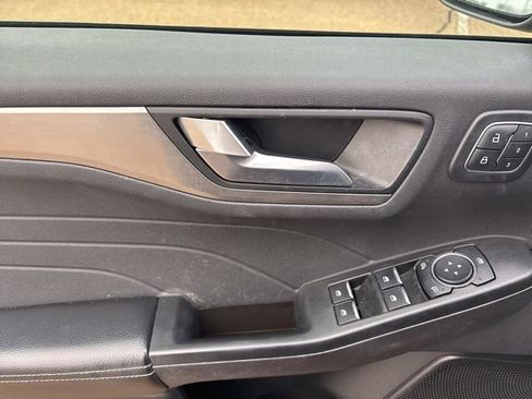 Used 2022 Ford Escape Titanium image 11