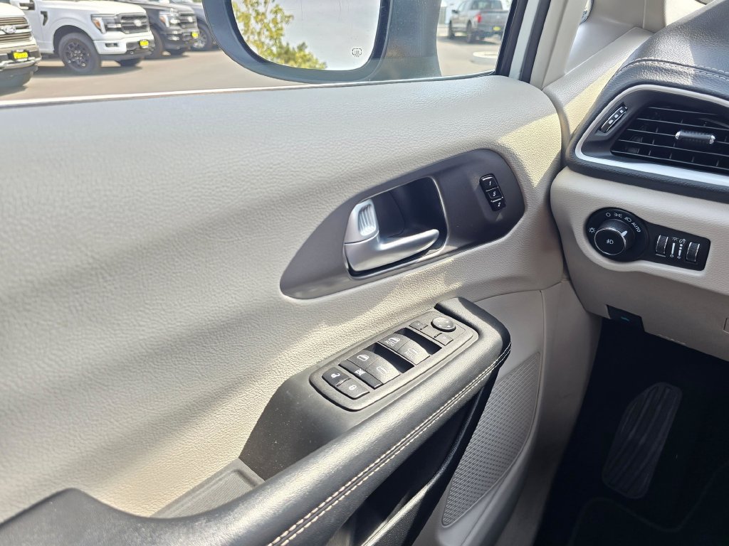 Used 2023 Chrysler Pacifica Touring-L FWD image 28