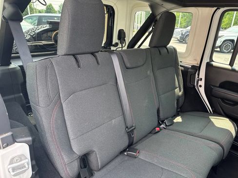 Used 2025 Jeep Wrangler Unlimited Rubicon AWD/4WD image 31