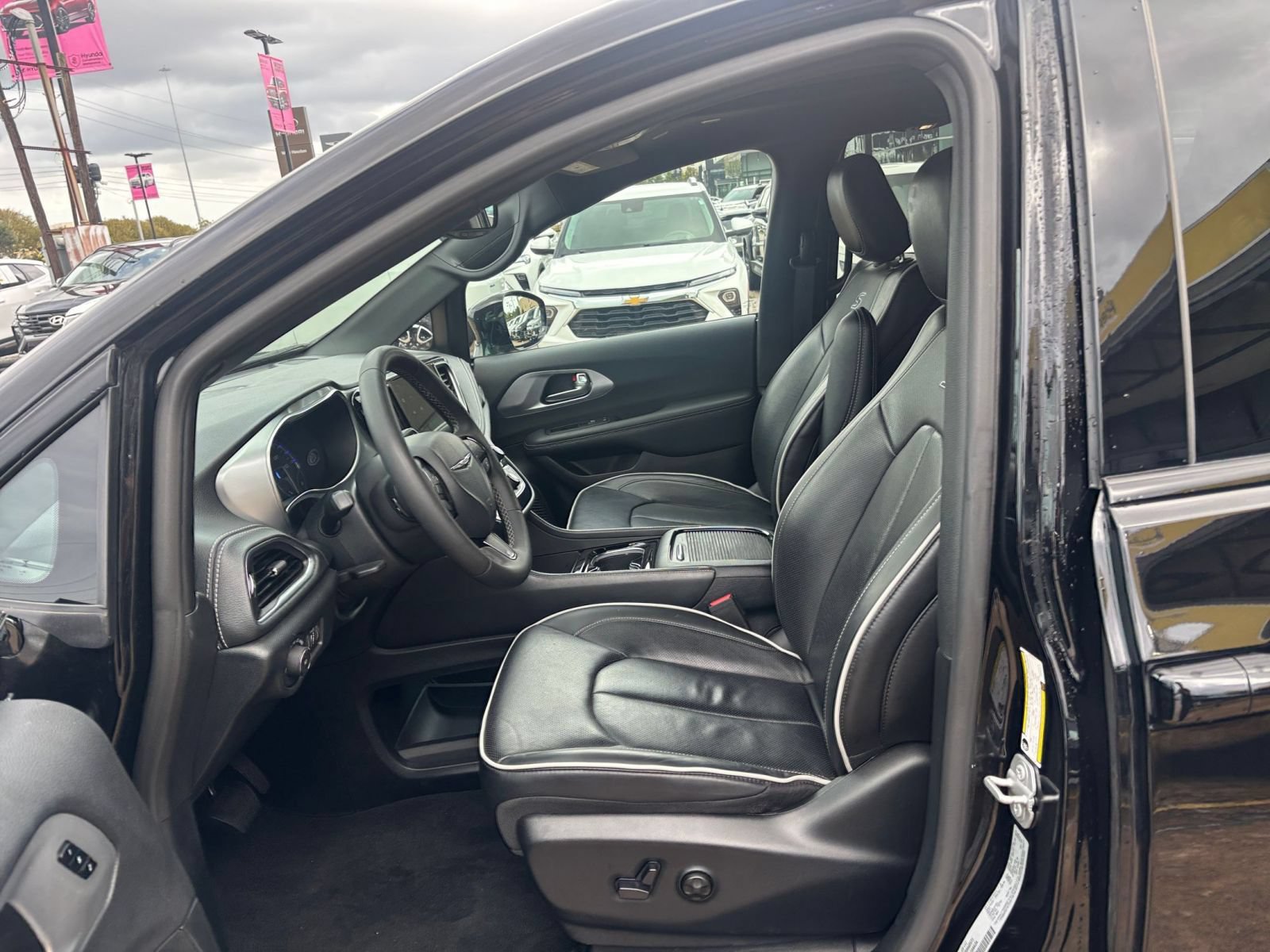 Used 2025 Chrysler Pacifica Limited FWD image 29