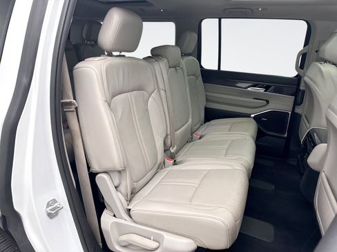 Used 2022 Jeep Wagoneer Series II w/ Premium Group I AWD/4WD image 19