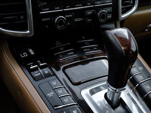 Used 2012 Porsche Cayenne Turbo AWD/4WD image 30