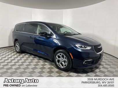 Used 2024 Chrysler Pacifica Limited w/ Uconnect Theater Family Group